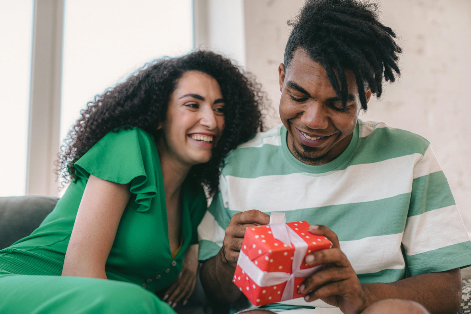 The Ultimate Holiday Gift Guide for Girlfriends and Boyfriends [2025]