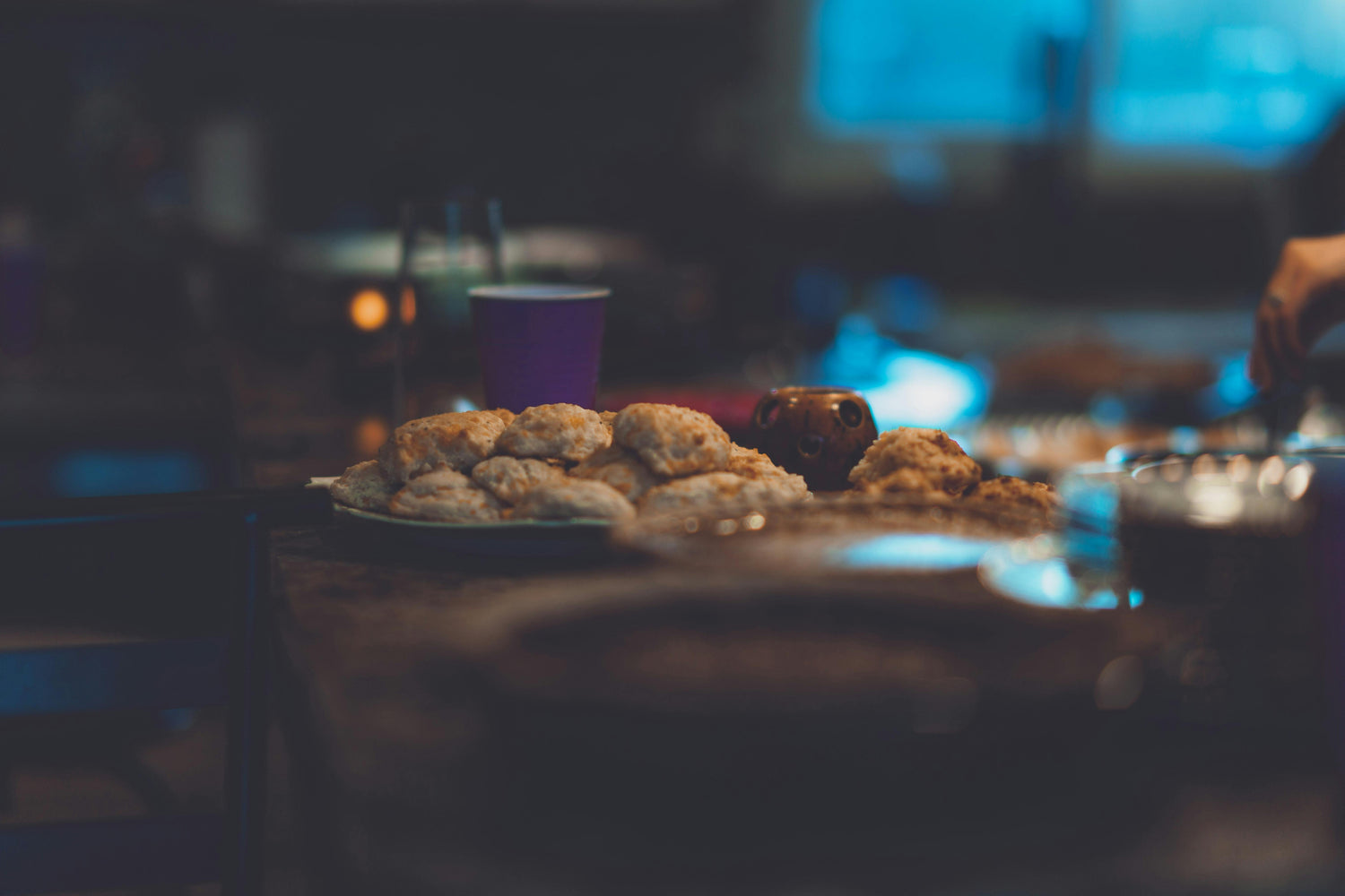 How To Make Thanksgiving Day Cozy (Even if You're Far from Family)